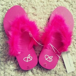 4 (four) pair flip flops (see additional pics)